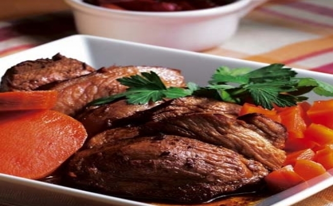 Pierna de lechón asado y zanahorias confitadas